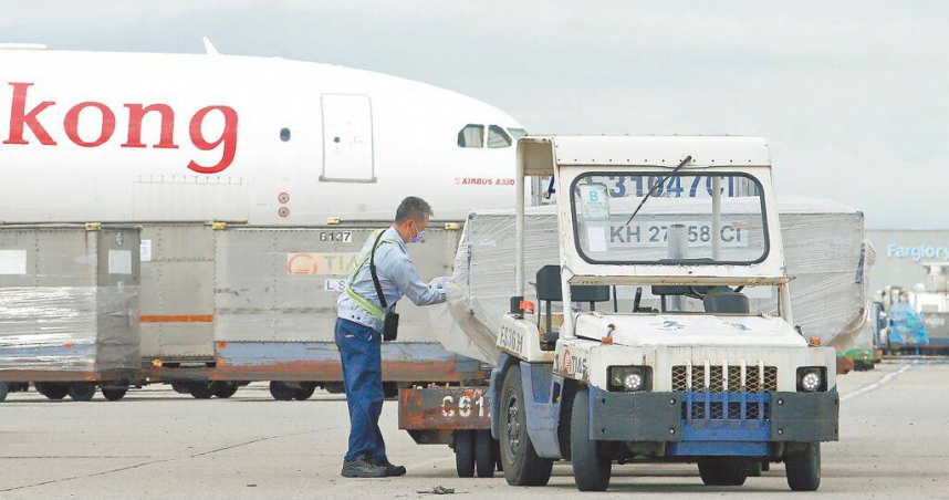 亞太商工總會執行長邱達生認為，由於越南的人事、勞工成本仍遠低於台灣，傳產海外布局，仍適合移往越南、印尼。圖為桃園機場地勤人員正忙著裝卸貨物。（圖／報系資料照）