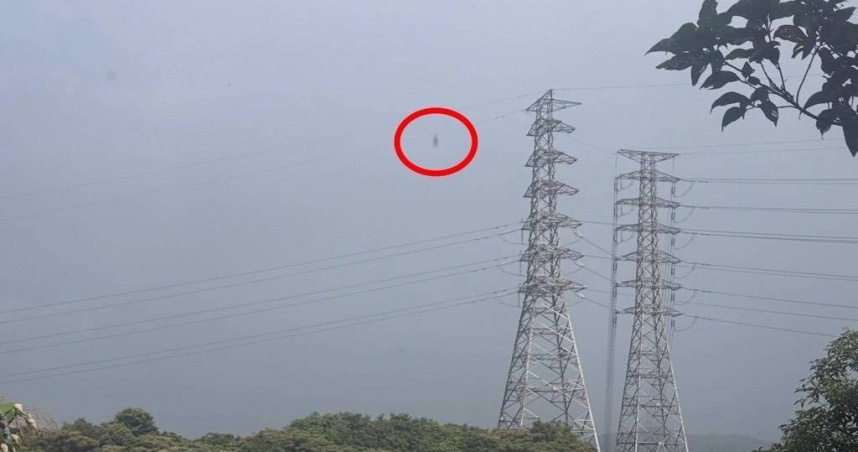 桃園市龜山區某高壓電塔6日發生命案，民眾明顯死亡，消防局正研議如何搬運遺體。（圖／翻攝畫面）