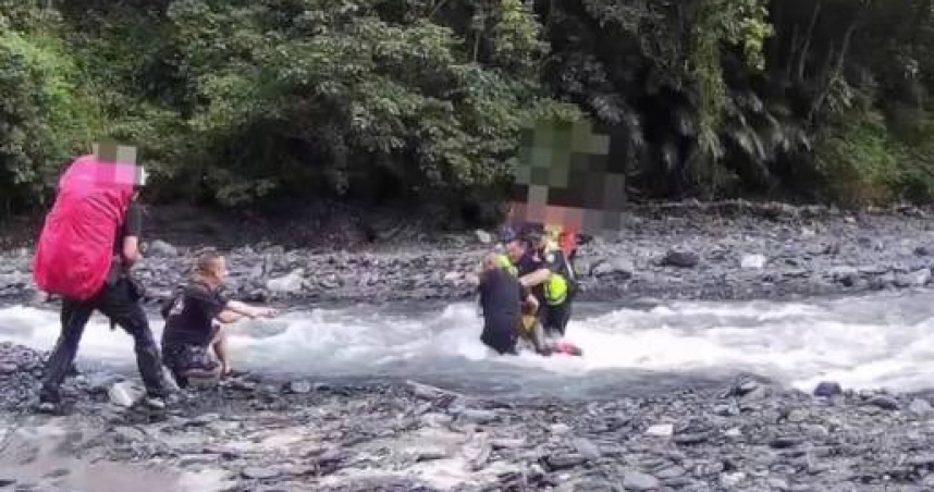 6登山客武界溪暴漲受困，女山友險被沖走警急拉回。（圖／翻攝畫面）