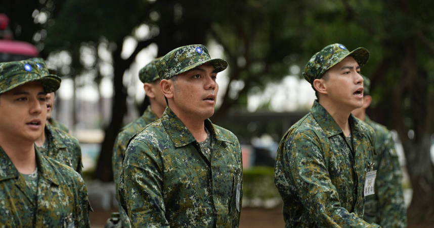 黃恩賜（中）參加實境秀《九條好漢在一班》，因不適應電視拍攝節奏想要中途退出。（圖／台視提供）