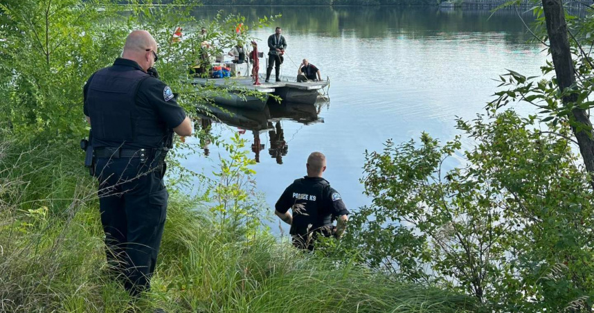 美國明尼蘇達州（Minnesota）一名釣客近日在密西西比河（Mississippi River）發現一輛失蹤近60年的古董車。（圖／翻攝自FB @SartellPoliceDepartment）