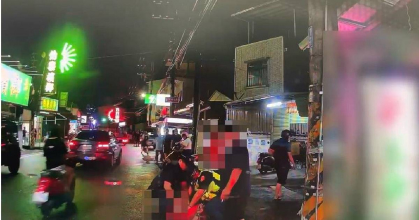 屏東長治鄉發生持刀傷人案，警方壓制38歲吳姓嫌犯並依殺人未遂罪移送偵辦。（圖／翻攝畫面）