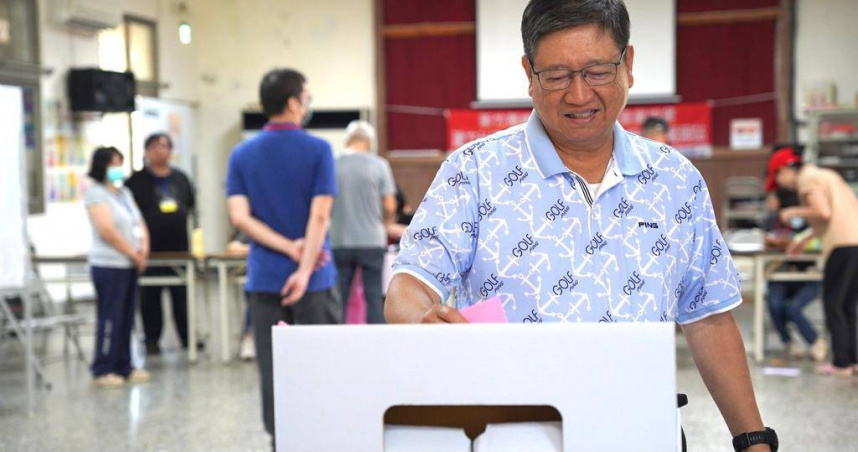新竹縣長楊文科今天一早就到「峨眉鄉富興社區活動中心」完成投票。（圖／報系資料照）