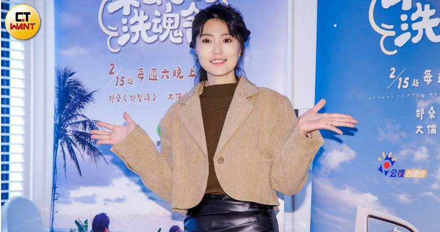 女星曹雅雯過去1年遭劉姓恐怖女粉絲跟蹤騷擾，對方被判5罪和驅逐出境，近日她卻又遭劉女埋伏，突然現身拉扯搶行李和手機。（圖／趙文彬攝）