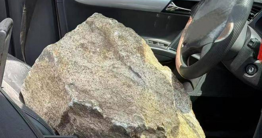 河南洛陽欒川縣山路發生落石意外，田姓男子駕車不幸遇難。（圖／翻攝自極目新聞）