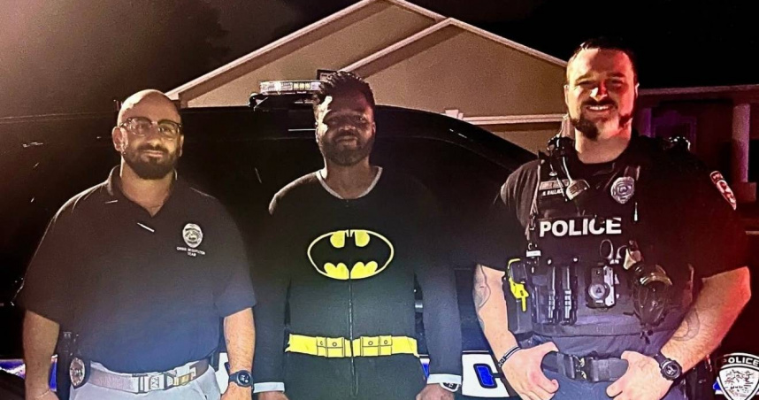 身穿蝙蝠俠睡衣壓制竊賊的米維特。（圖／翻攝自社群網站X @DudespostingWs）