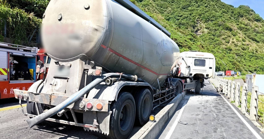 水泥車與2輛聯結車發生連環追撞，台2線路段封閉。（圖／翻攝畫面）