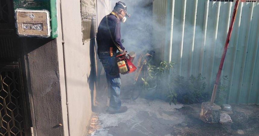 2025年高雄市爆發登革熱本土群聚案，市府防疫團隊持續在警戒區噴藥清消。（圖／衛生局提供）