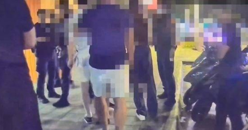 醉漢攔計程車引口角，騎車情侶急呼友助陣警迅速到場。（圖／翻攝畫面）