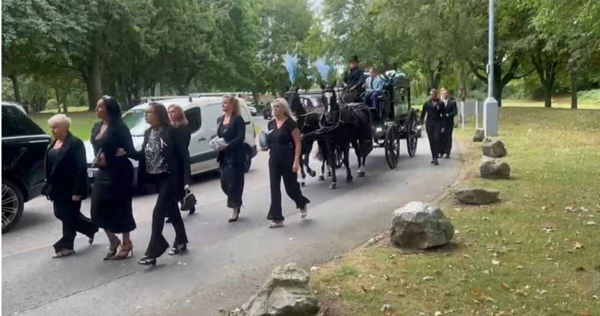 爸爸看到兒子的靈柩被抬入教堂悲痛到昏迷，最後因心臟病發過世。（圖／翻攝Rose Funerals Memorials臉書）