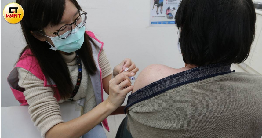 公費新冠疫苗10月起開打，衛福部疾管署長羅一鈞呼籲65歲以上長者、孕婦、滿6個月以上未滿6歲幼兒及相關高風險族群等10類除群，盡快施打。（示意圖／CTWANT資料照）