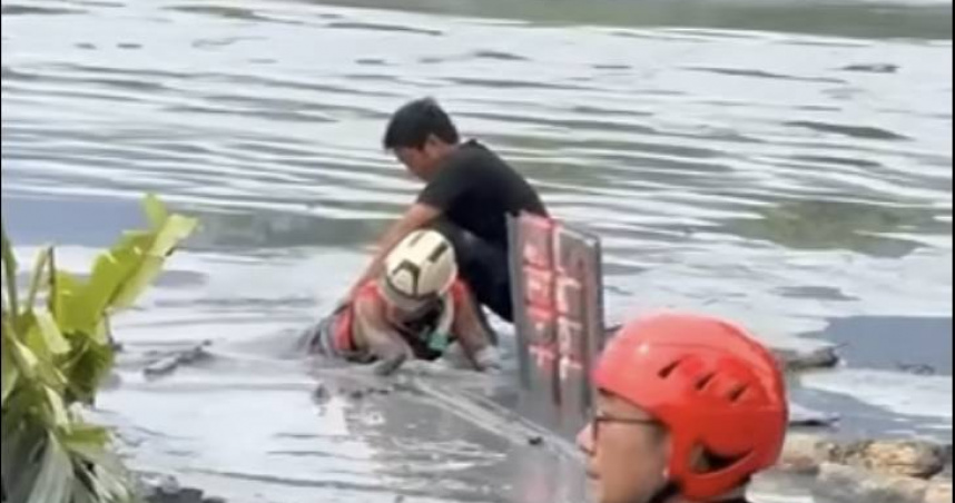 花蓮光復鄉佛祖街因馬太鞍溪堰塞湖潰決成為重災區，低窪地勢導致泥水長時間無法退去，救援行動困難重重。（圖／翻攝自徐榛蔚臉書）