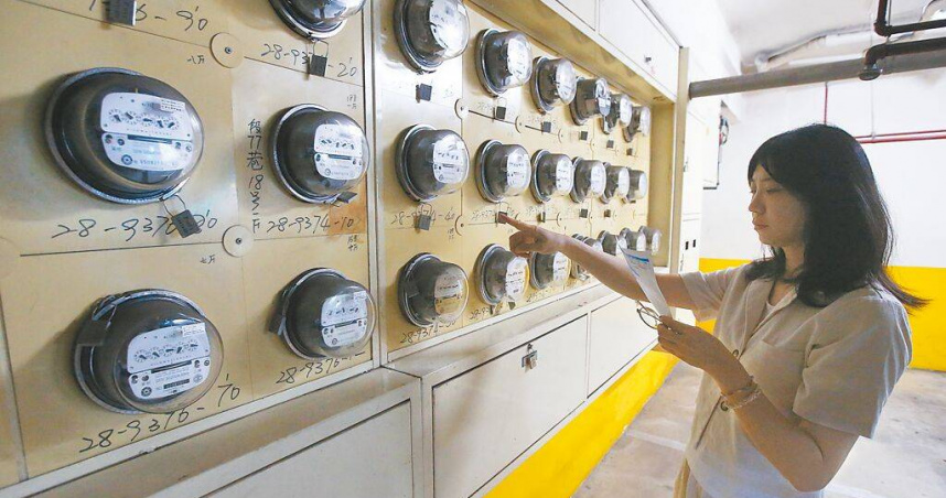 民生電價10月1日起調漲，平均漲幅3.12％。圖為民眾查看電錶了解用電情況。（圖／本報資料照片）