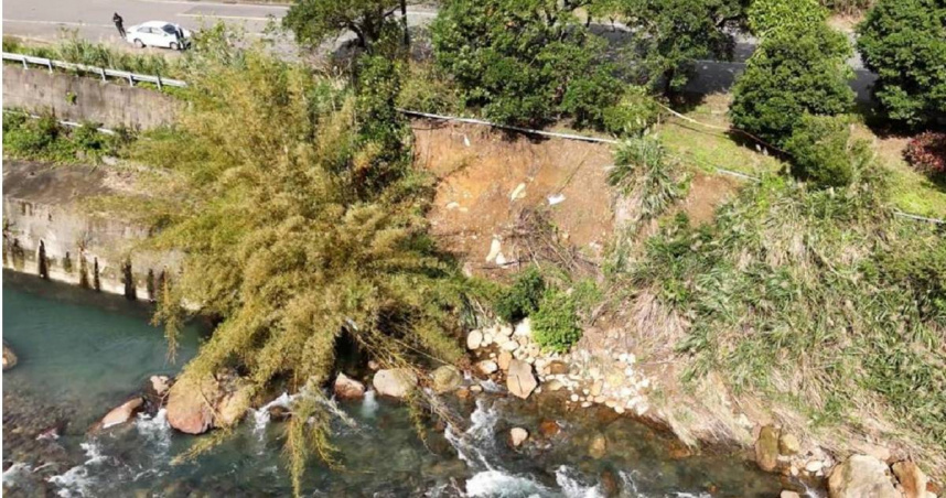 萬里瑪鋉溪護岸因山陀兒及康芮颱風大雨造成崩毀，嚴重影響防洪安全。（圖／新北市水利局提供）
