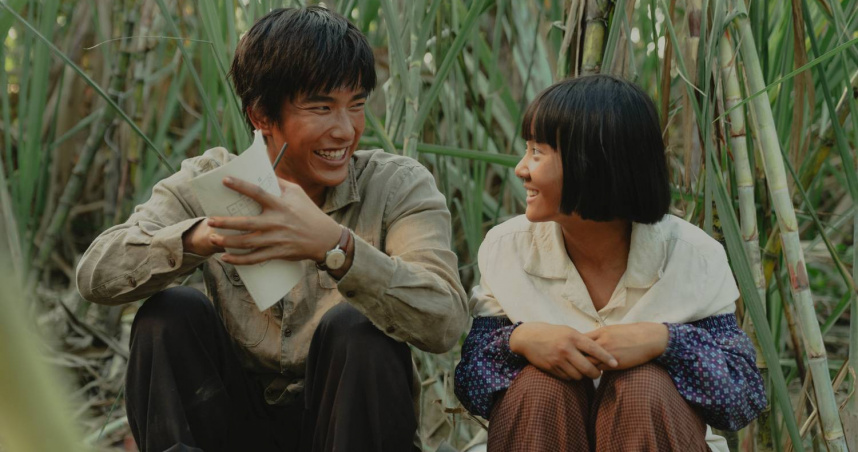 曾敬驊（左）與金馬怪物演員方郁婷（右）在電影《大濛》中飾演兄妹，年紀差8歲的兩人站在一起相當有兄妹氣息。（圖／華文創提供）