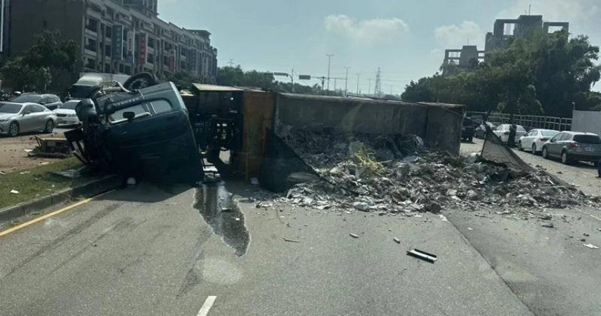 台中沙鹿向上路砂石車翻覆事故現場慘烈，道路全線封閉處理中。（圖／翻攝畫面）
