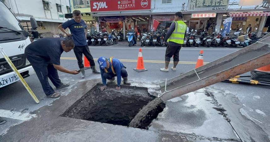 台東市新生路驚現大坑洞，市公所緊急派廠商灌注水泥封補，確保用路安全。（圖／翻攝畫面）