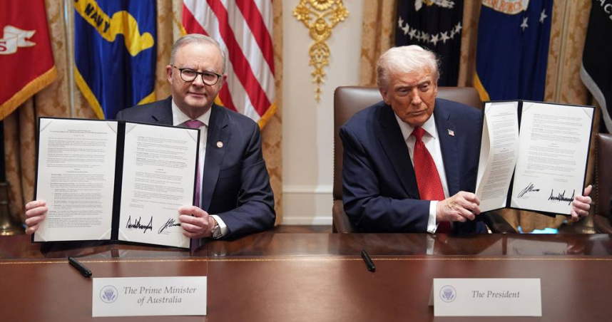 川普（右）與澳洲總理艾班尼斯簽署關鍵礦產協議。（圖／達志／美聯社）