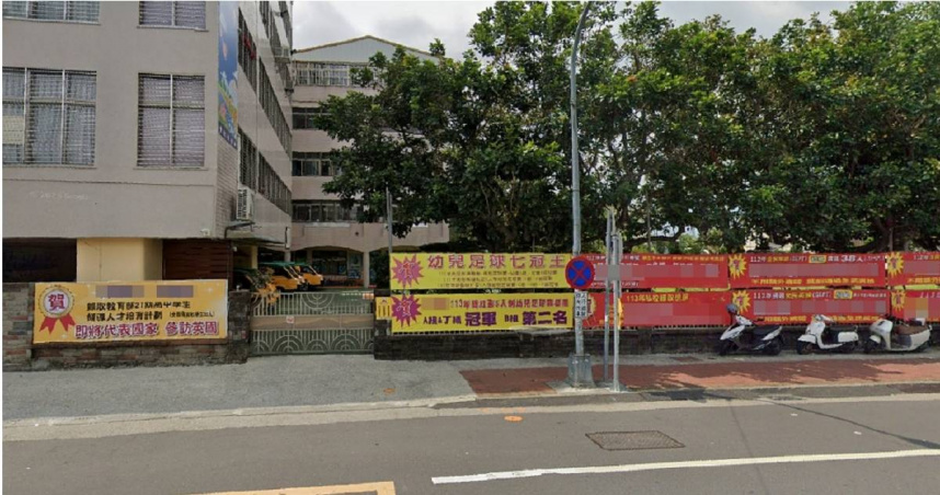 有網友發現南投一間私立幼兒園外牆有許多布條，列出畢業的校友讀到博士、進入台積電工作等，引發熱議。（圖／翻攝自Google Maps）