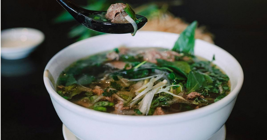 醫師表示,越南人愛吃圓形食物和喝湯。圖為河粉。(示意圖/Pexels)