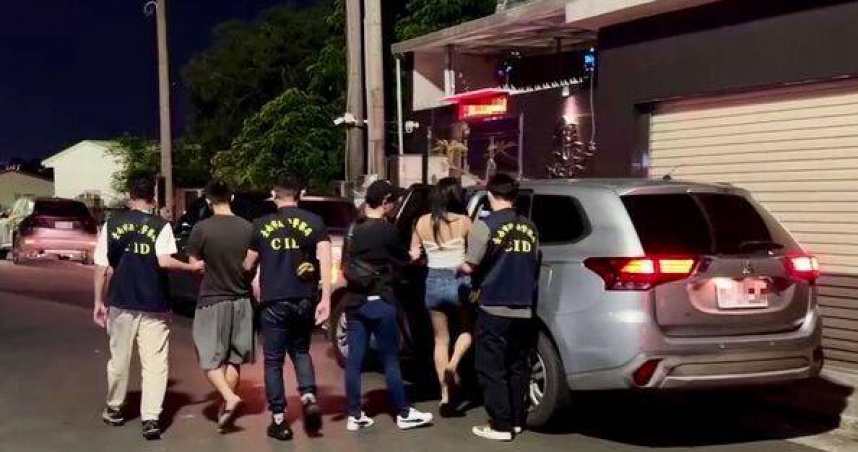 掛假車牌兜售毒品見警立刻換回原牌想脫身。（圖 ／翻攝畫面）