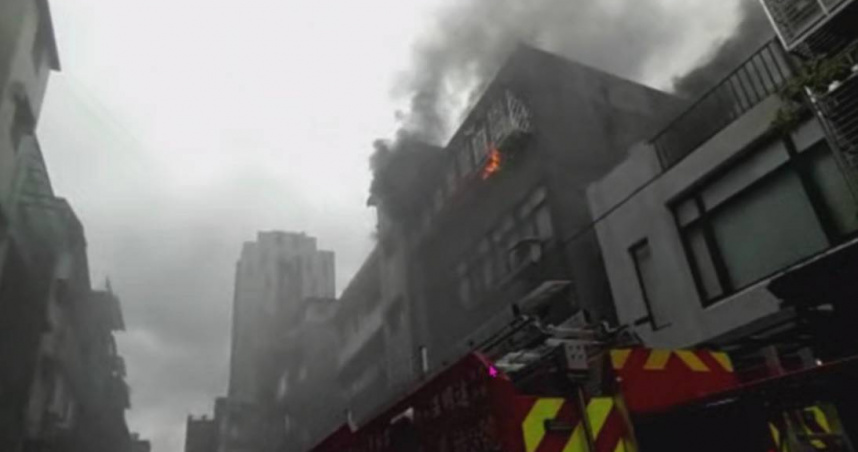 北市大安區光復南路一處民宅13日下午2時許驚傳火警事故。（圖／翻攝畫面）