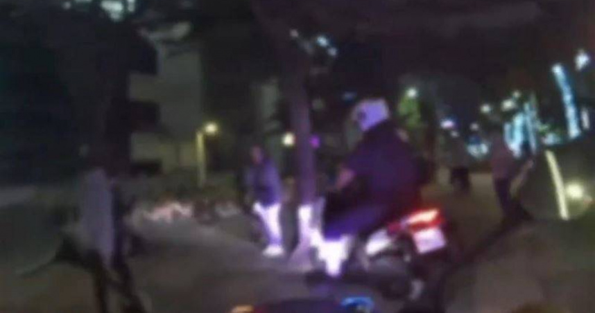 路人熱心制止反被踹男持鉛筆揮舞嚇壞路人。（圖 ／翻攝畫面）