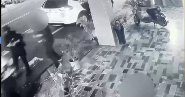 男子追上來砍傷女警。（圖／翻攝記者爆料網）