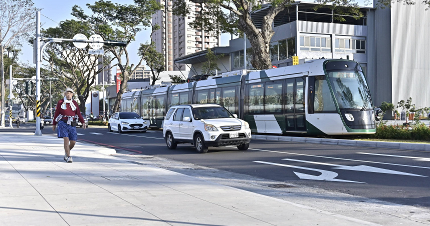 輕軌（C24~C32）沿線大順路(博愛路至中正路)人行環境改善工程。（圖片提供／高雄市政府工務局）