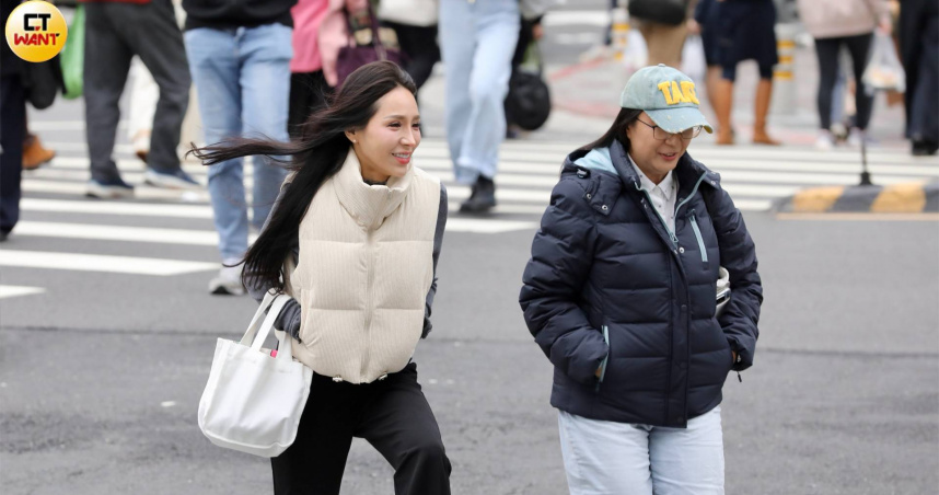 今晨低溫回升，明後天會下雨。（圖／方萬民攝）