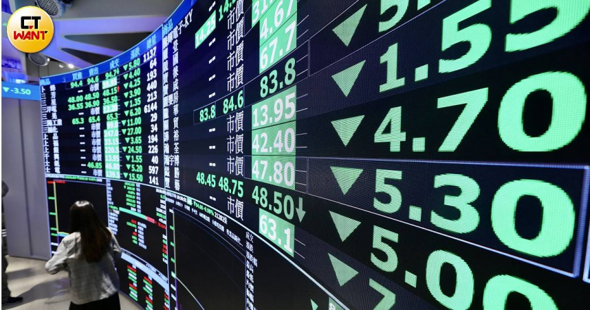 台股18日收在27,468.53點，跌56.64點。（圖／黃耀徵攝）