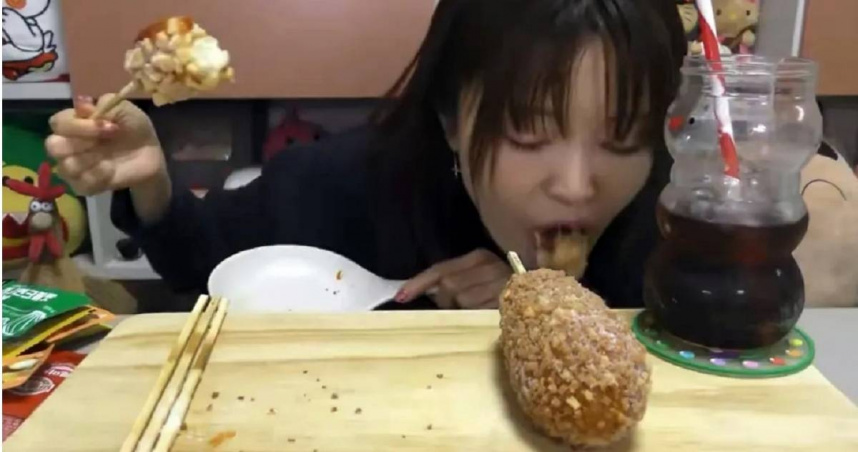 日本人氣女YouTuber「とぎもち」是出了名的大胃王，近期陷入假吃疑雲，22日發影片透露身體出狀況，YouTube頻道將無限期停更。（圖／翻攝自YouTube／Togimochi Koreaとぎもち 토기모치）