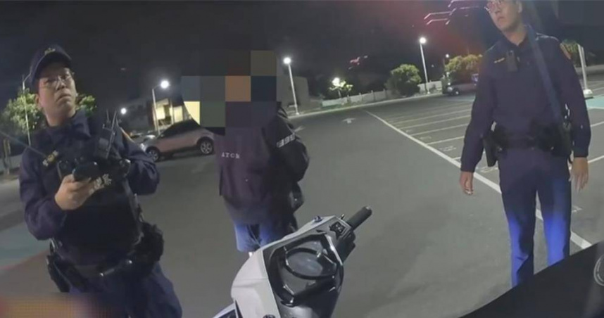 高雄市柴山10日深夜聚集約50名車友，警方到場盤查並查獲多輛改裝排氣管機車，要求現場人員解散、部分車輛牽車下山。（圖／翻攝畫面）