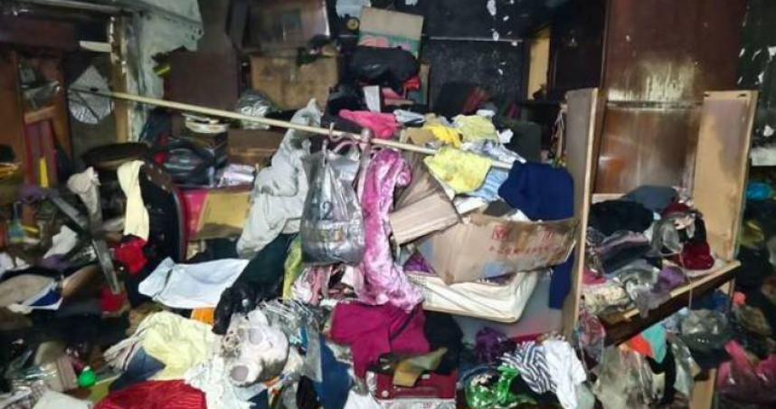 基隆社區住戶內堆滿大量雜物，導致搜救難度增加，消防小隊長詹能傑不幸殉職。（圖／翻攝畫面）