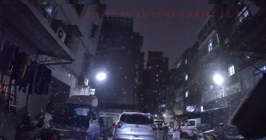行車爆糾紛不顧2子也在車上 男持辣椒水攻擊