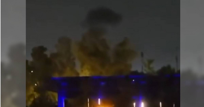 沙烏地阿拉伯首都利雅德（Riyadh）的美國大使館3日清晨發生爆炸並冒出濃煙。（圖／翻攝自X平台／@RT_com）