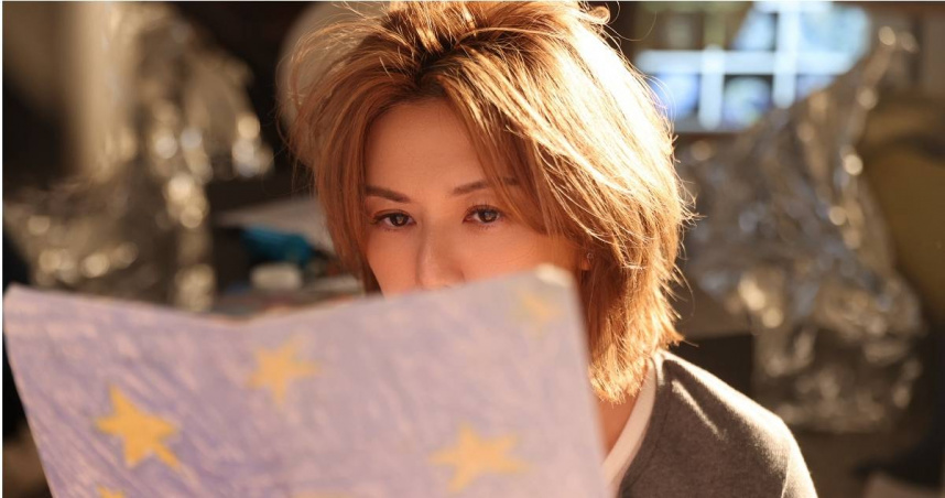 燕姿推出全新姿態單曲〈飛瀑而下〉，做為啟動2026年《就在日落以後》巡迴演唱會的完美起點。（圖／Make Music提供）