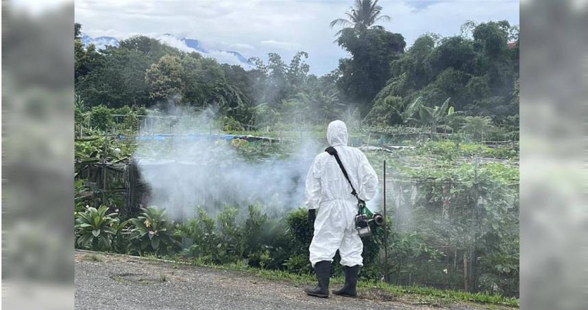 花蓮縣一名3個月大的女嬰確診日本腦炎，衛生局派員針對個案周邊環境進行風險評估與消毒。（圖／花蓮縣衛生局）