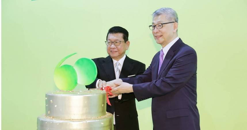 國泰金控在2022年11月60周年慶中，董事長蔡宏圖與弟弟蔡鎮宇同時剪綵，留下同框合影畫面。（圖／國泰金控提供）