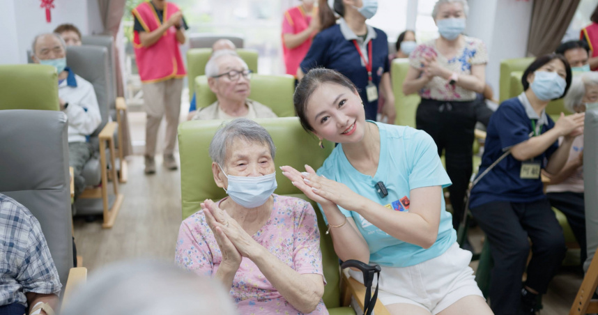 翁虹抵台零時差投入公益　暖心關懷弱勢長輩