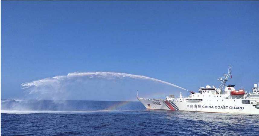 圖為2023年12月9日，中國海警船在黃岩島附近，與菲律賓漁業和水產資源局（BFAR）船隻發生衝突。（圖／達志／美聯社）
