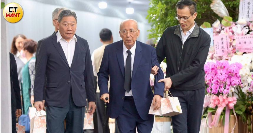 前國民黨主席吳伯雄（中）前陣子才剛歡度88歲生日。（圖／方萬民攝）