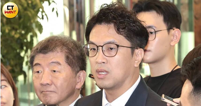 沈伯洋稱，對蔣萬安而言，可能只是因塞車遲到一個活動，但對內湖居民來說，「塞車塞了10年，是塞掉他們的人生」。（圖／黃耀徵攝）