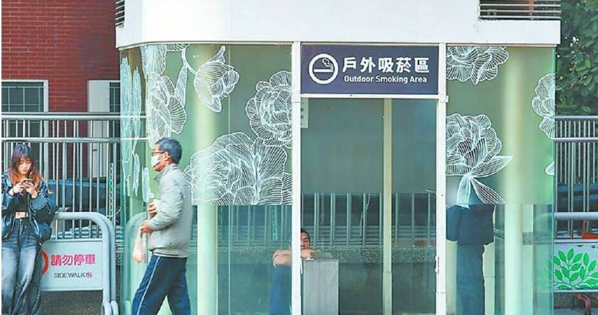 台北公館商圈出現以金屬柵欄圍起的戶外吸菸區，外型遭網友批評宛如「鐵籠」；台北市長蔣萬安26日已下令拆除，市府預計年底提出無菸城市整體規劃。（圖/報系資料照）