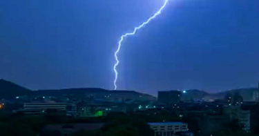 35度高溫驟變成「雷雨交加」 湖北一夜竟冒14萬次閃電