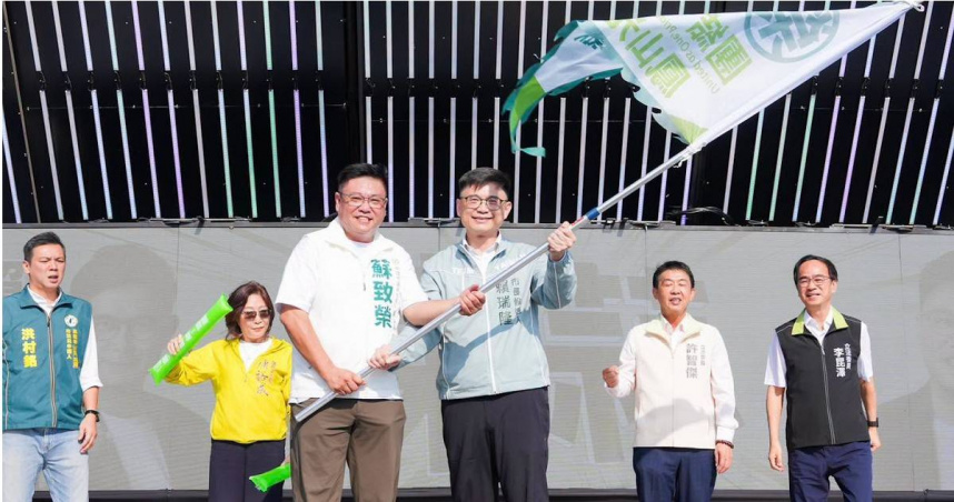 民進黨高雄市長參選人賴瑞隆19日與鳳山區市議員參選人蘇致榮成立聯合競選總部，立委許智傑也到場站台，賴瑞隆喊話力拚市長當選、議會過半。（圖／翻攝自賴瑞隆臉書）