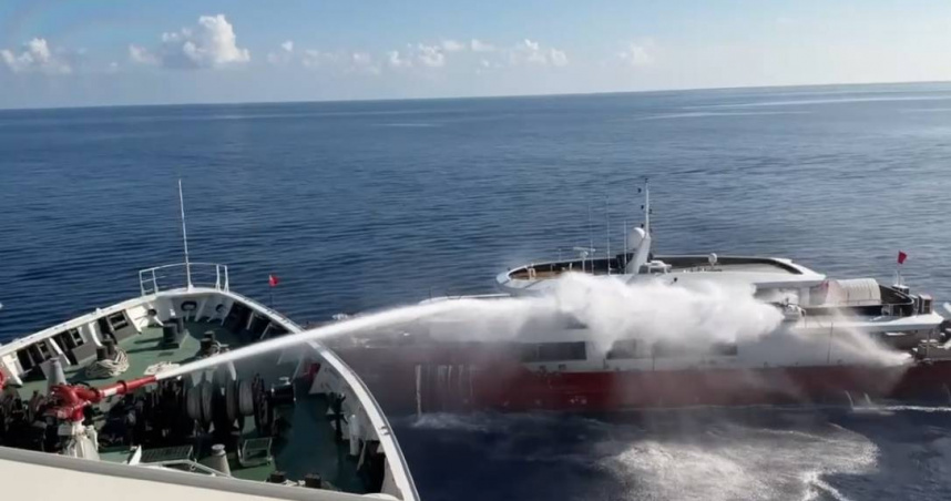 高壓水柱狂噴！　海巡依法驅離東沙越界中國漁船