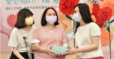 生活壓力暫拋一旁 520條蛋糕慰勞弱勢母親
