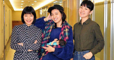 嬰兒太軟不敢抱 米可白捧假娃過乾癮