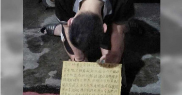 黑衣男一中街下跪籌開刀費!「證實是真的」攤商刪留言 真假掀論戰